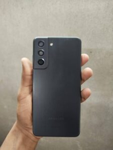 Samsung Mobile S21 FE - photo 3