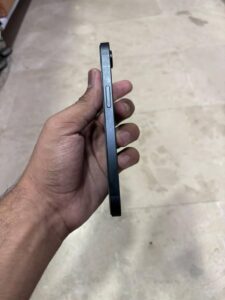 Apple iPhone 16e - photo 3