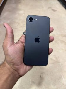 Apple iPhone 16e - photo 4