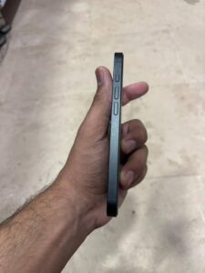 Apple iPhone 16e - photo 5