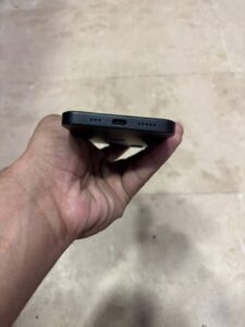Apple iPhone 16e - photo 6