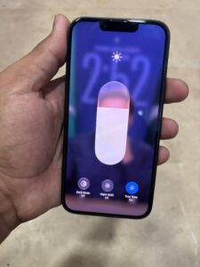 Apple iPhone 16e - photo 7
